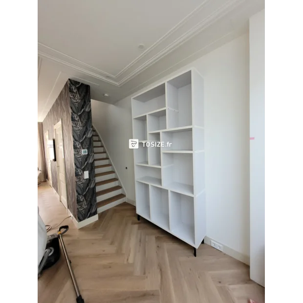 Armoire lumineuse avec portes et compartiments ouverts