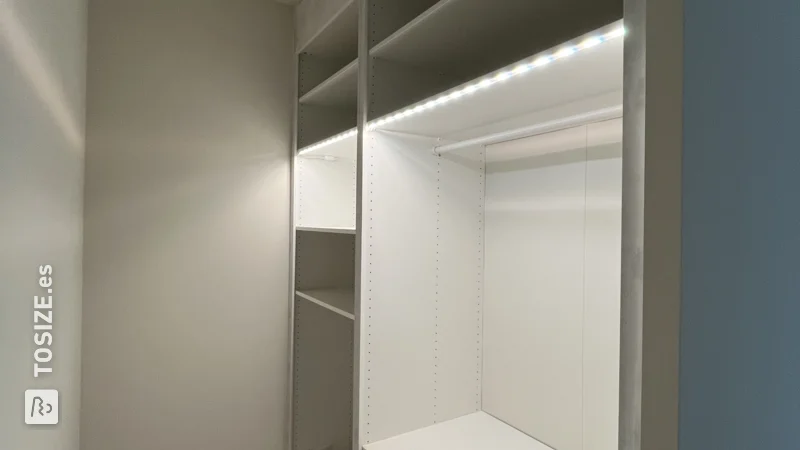Un armario de compras con estilo colocándolo como separador de ambientes en el dormitorio, por Wendy