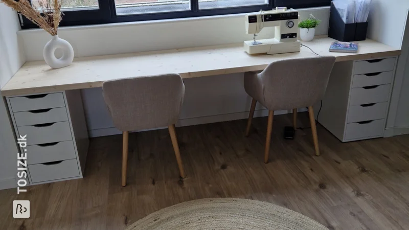 Desk bath made of pine wood panel, by Tessa