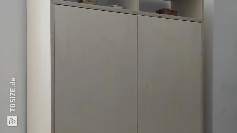 Selbstgemachter minimalistischer Schrank aus Sperrholzpappel, von Skander