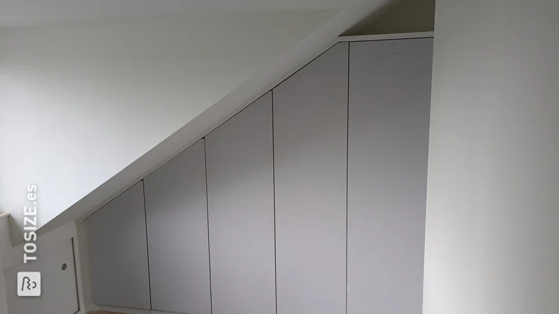 DIY puertas de armario bajo techo inclinado con MDF imprimado, de Gijs