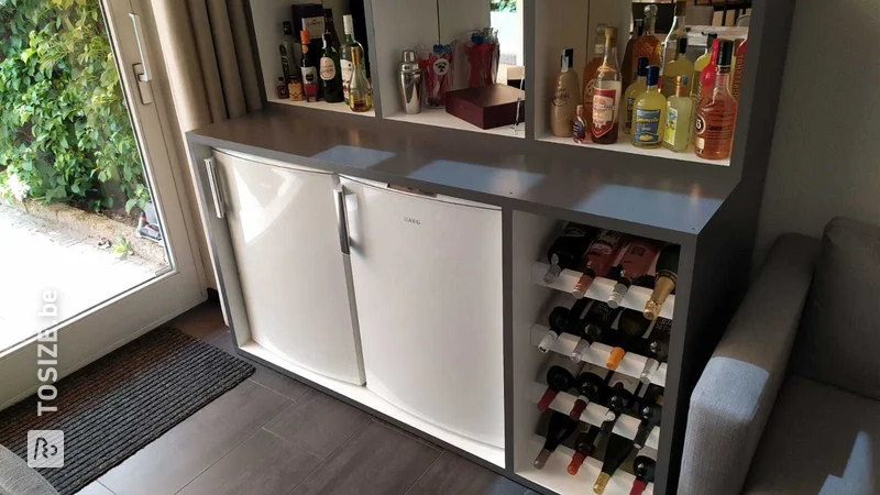 Meuble de bar avec réfrigérateur et congélateur, par Jeroen