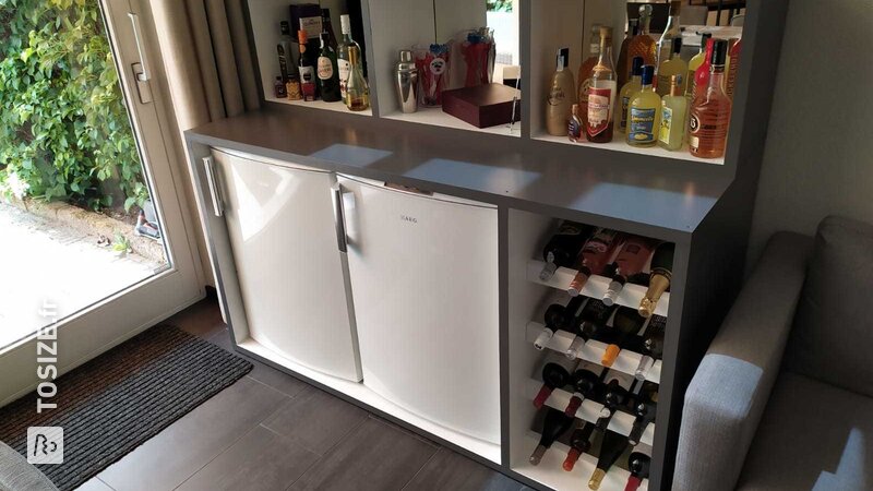Meuble bar avec réfrigérateur et congélateur, par Jeroen