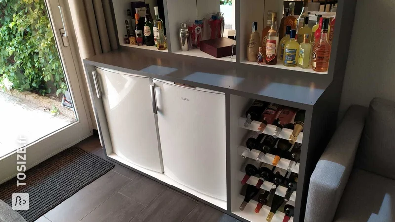 Meuble de bar avec réfrigérateur et congélateur, par Jeroen