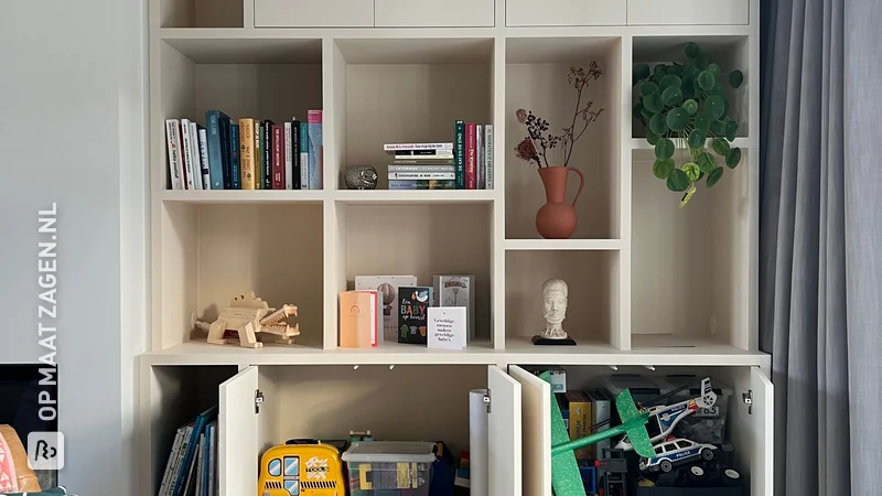 Maatwerk speelgoedkast en boekenkast in je woonkamer, door Emile