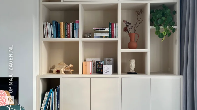 Maatwerk speelgoedkast en boekenkast in je woonkamer, door Emile