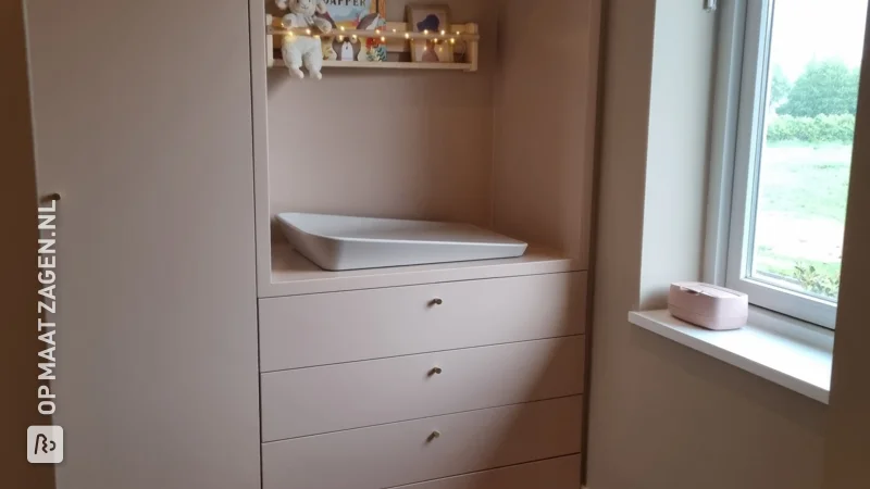 Babykamer makeover: IKEA Pax als inloopkast en commode, door Gerard