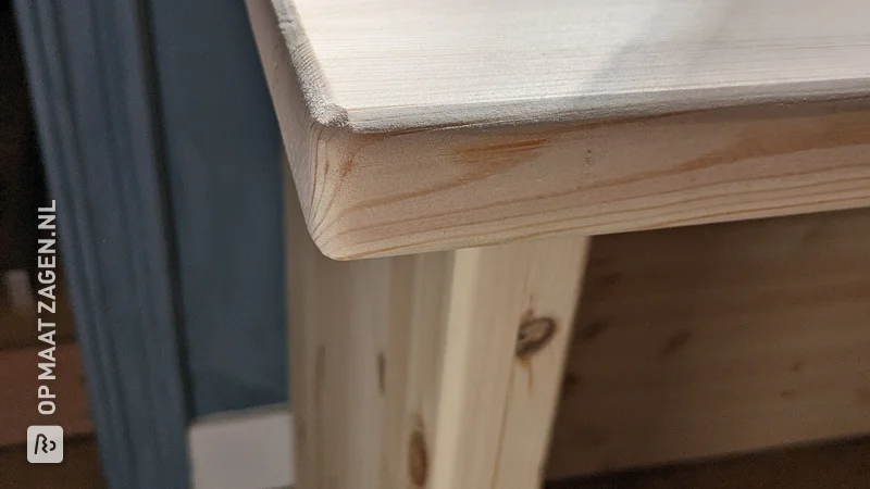 Create your own corner desk with sheet material, by Robin