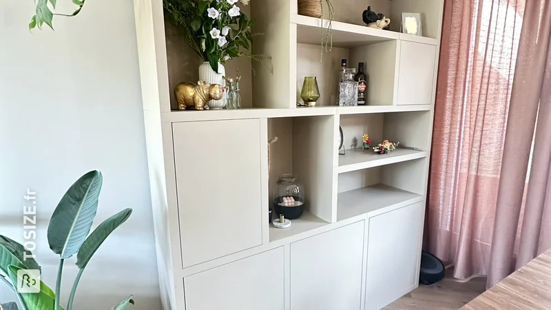 Fabriquez votre propre étagère pour le salon en beige, par Iris