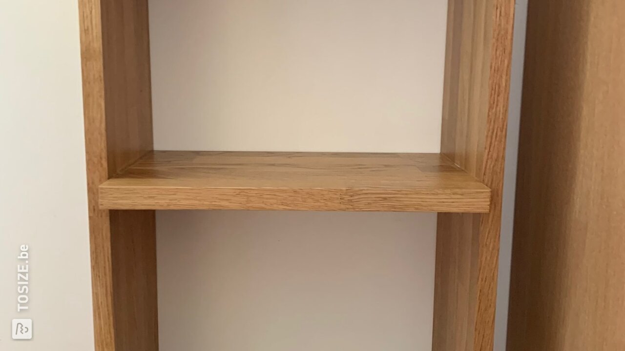 Zwevend boekenkastje van eikenhout, door Bernard