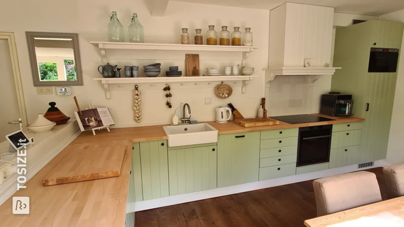 Trucco cucina Ikea: Cucina verde con ante fresate e mobili da cucina aggiuntivi, di Frans