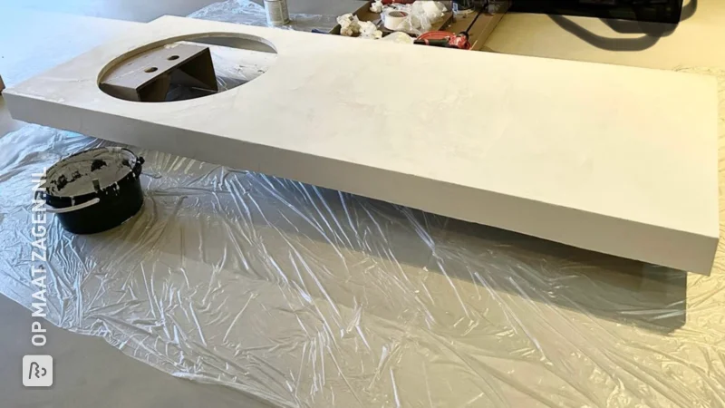 Barbeque meubel (MDF blad) op maat gemaakt en afgewerkt met beton ciré, door Jeroen