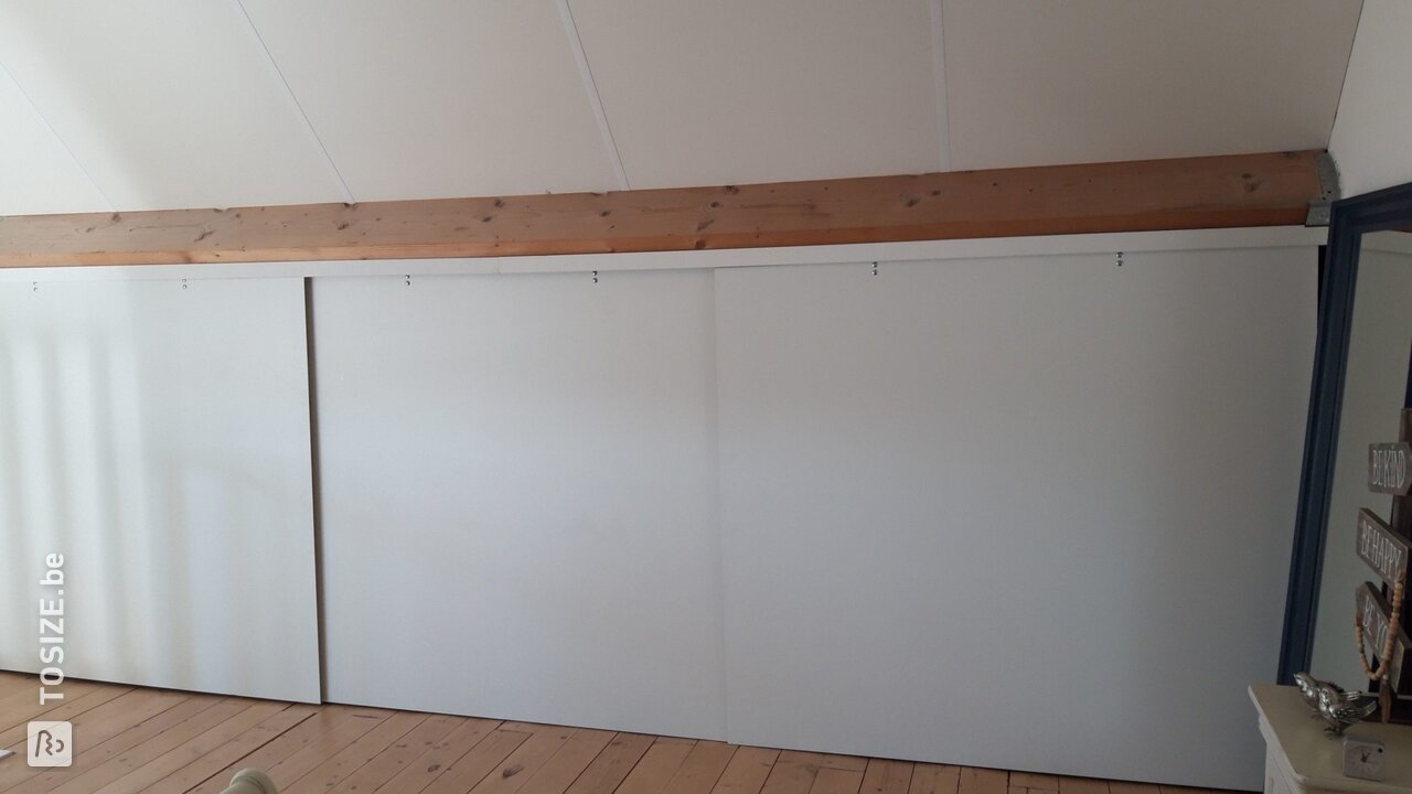Kledingkast met MDF-platen, door Michel