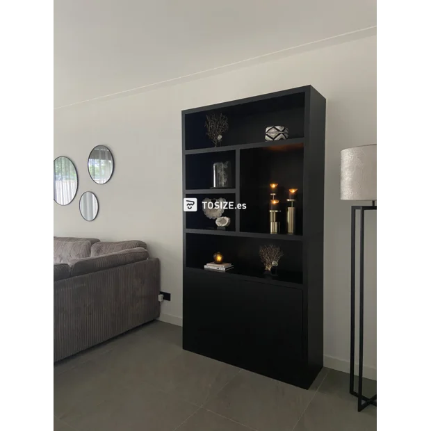 Armario de pared negro con puertas y compartimentos abiertos