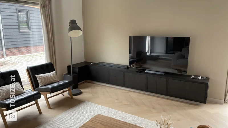 Maßgeschneiderte TV-Möbel aus schwarzer Eiche von Frank