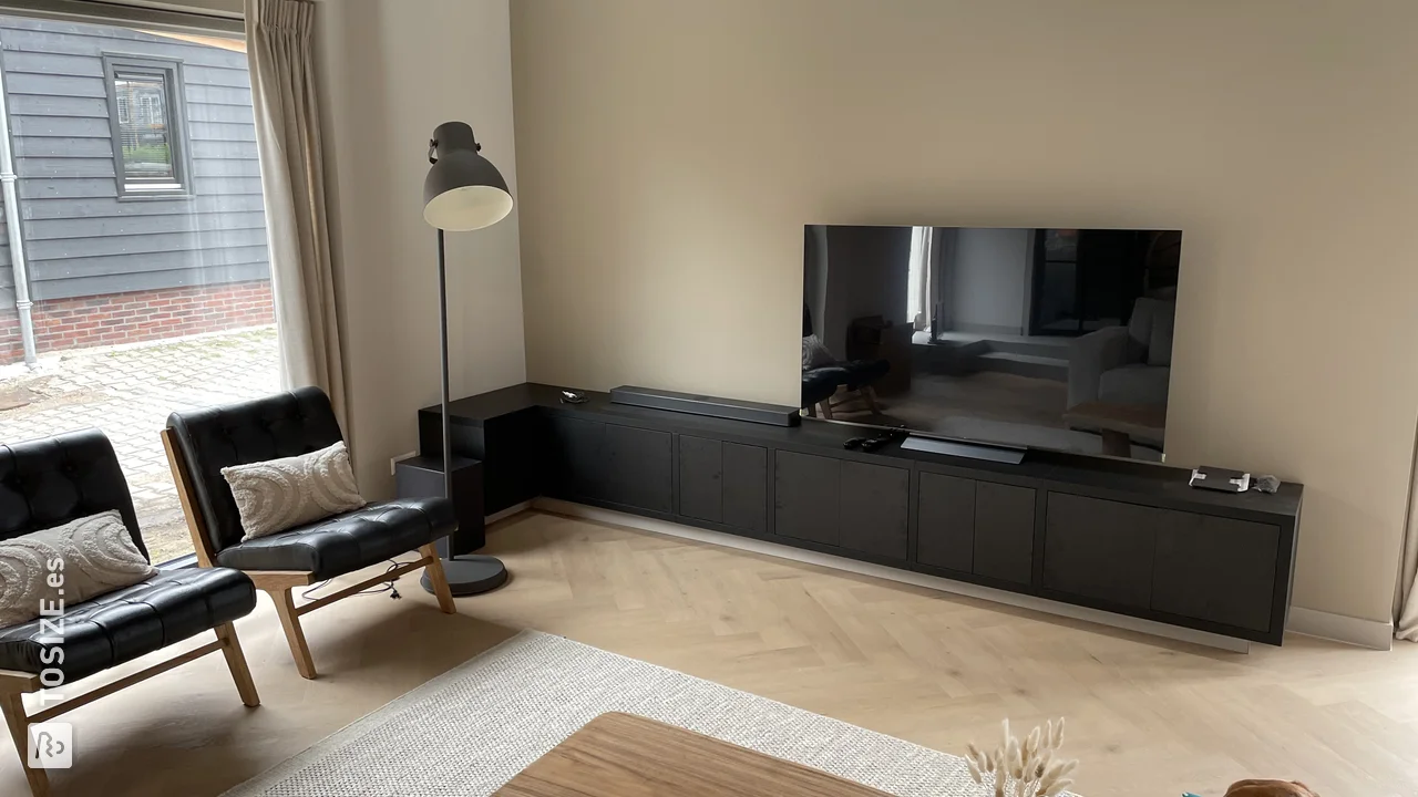 Mueble de TV personalizado realizado en roble negro, por Frank