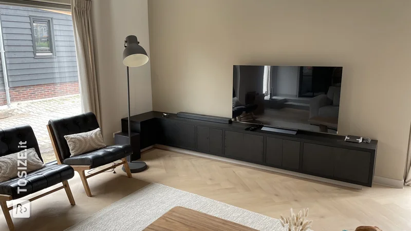 Mobili TV personalizzati realizzati in rovere nero, da Frank