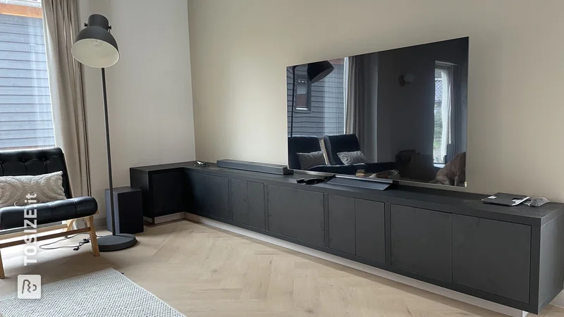 Mobili TV personalizzati realizzati in rovere nero, da Frank