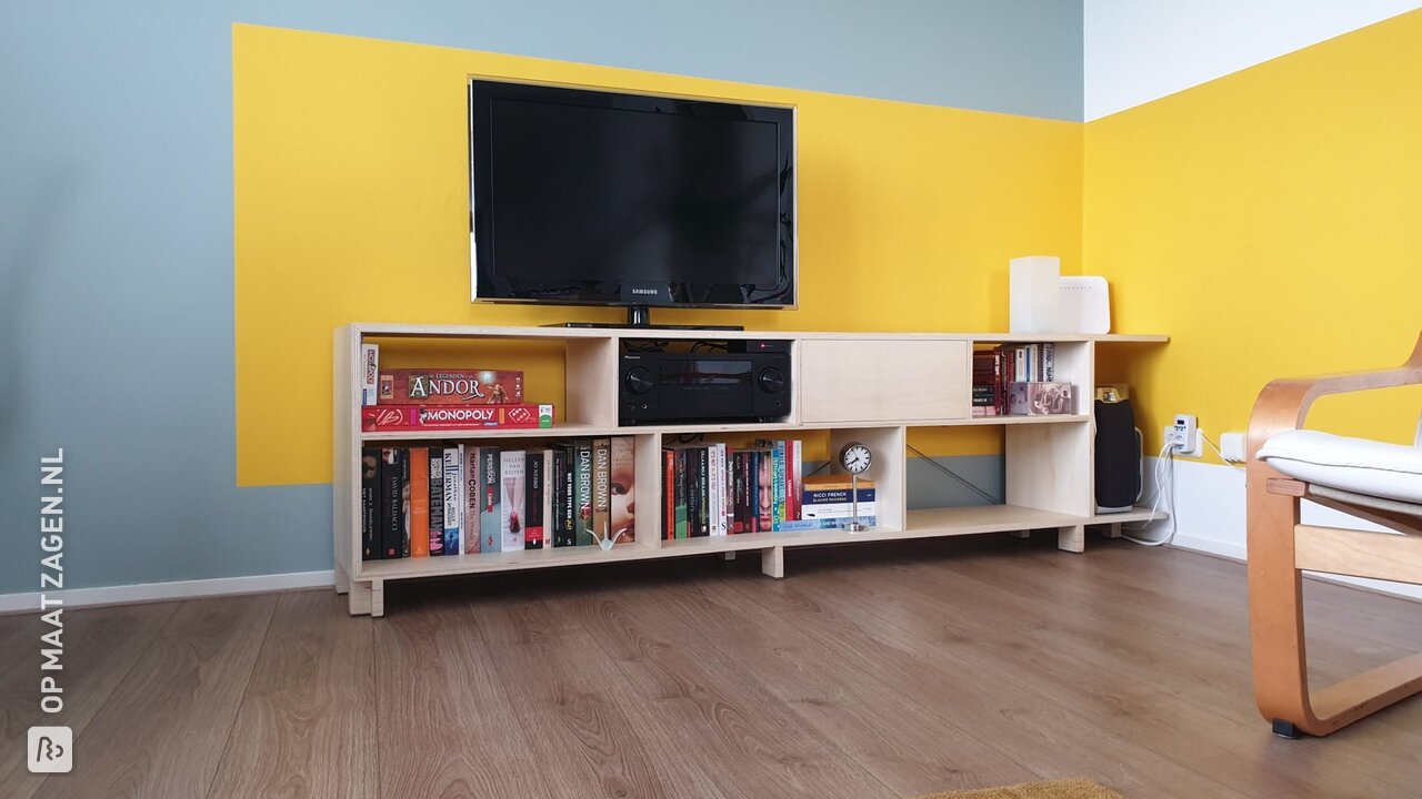 TV-meubel met opbergruimte van multiplex, door Adrianne