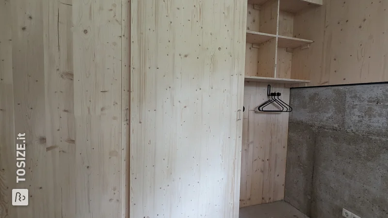 Fixed cupboards with sliding doors in multi-layered pine, by Jeroen