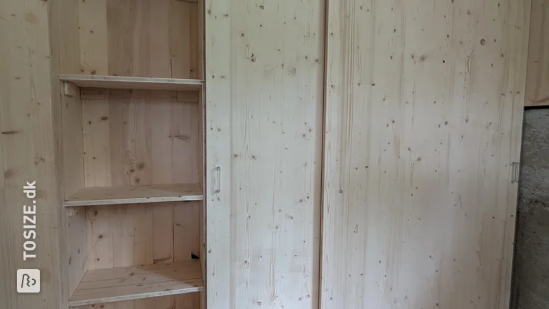 Fixed cupboards with sliding doors in multi-layered pine, by Jeroen