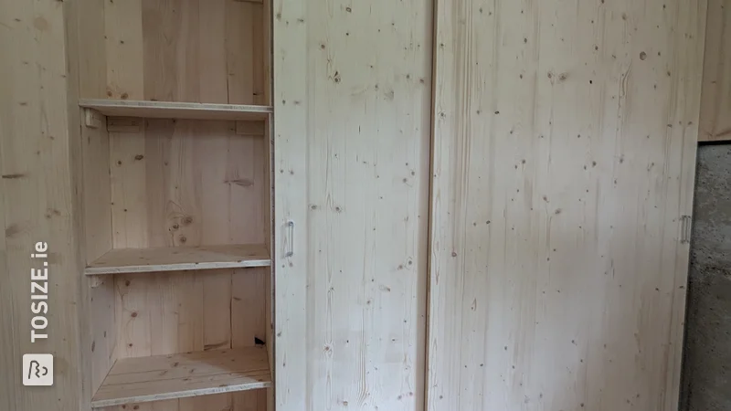 Fixed cupboards with sliding doors in multi-layered pine, by Jeroen