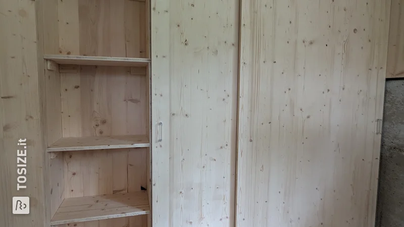 Fixed cupboards with sliding doors in multi-layered pine, by Jeroen