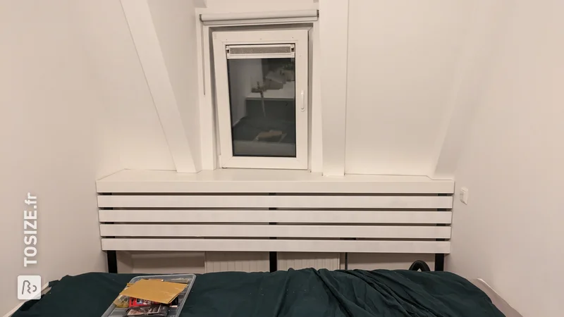 Conversion créative de radiateur et canapé-lit sur rebord de fenêtre, par Tessa