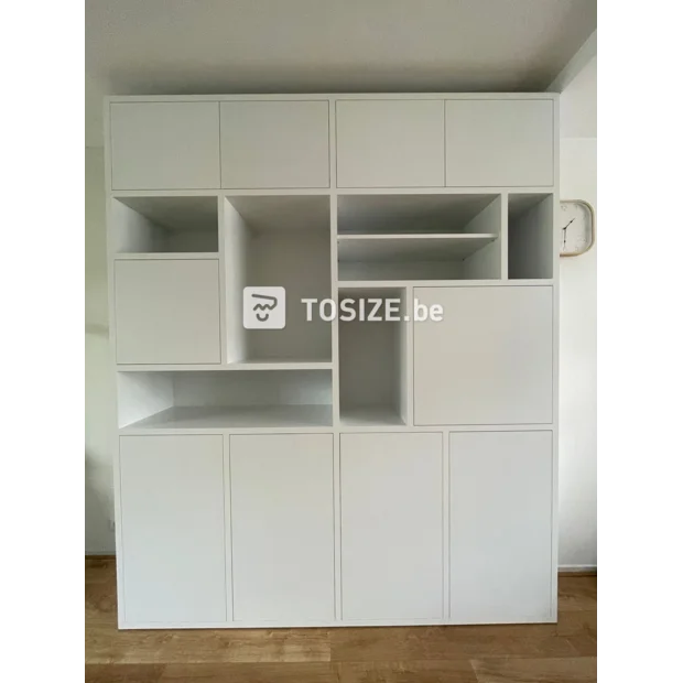 Armoire blanche avec portes et compartiments ouverts