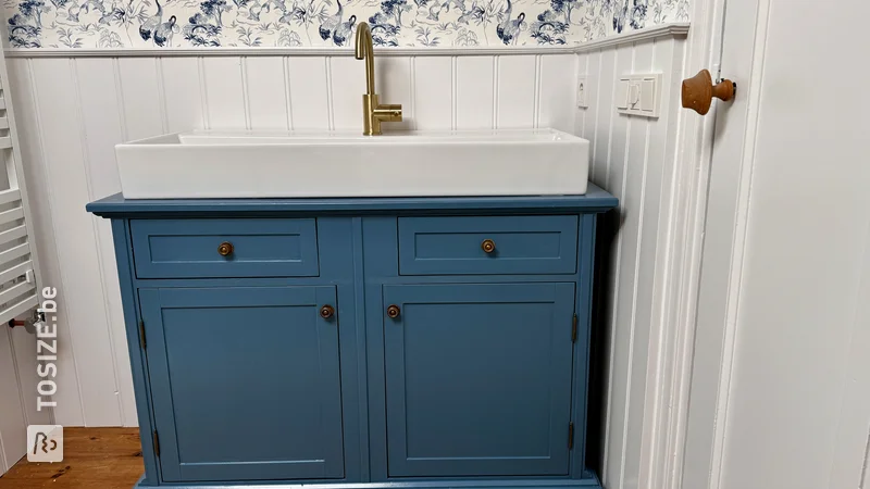 Meuble vasque DIY et portes d'armoires de salle de bain classiques, par Jacco