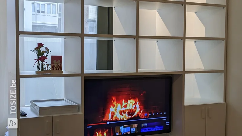 Séparateur de pièce DIY avec étagère TV rotative, par René