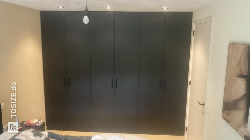 DIY schwarze Schranktüren für Ihren Kleiderschrank, von Albert