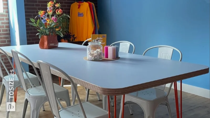 Mesa de comedor con patas de horquilla: Estilo retro ecléctico, por Ilse