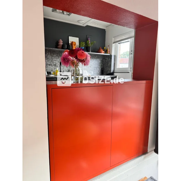 Rotes Sideboard mit Türen und Regalen