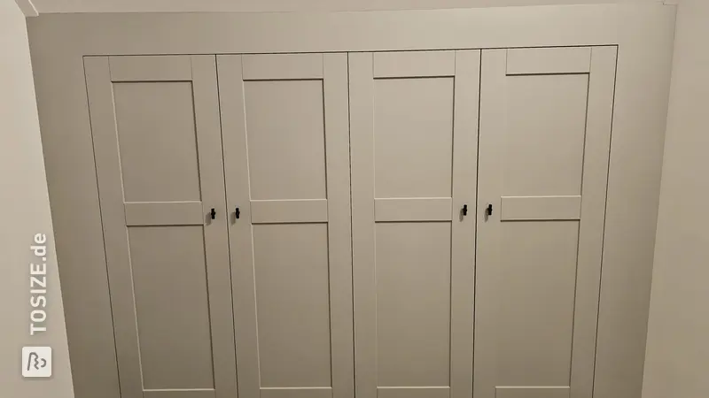 Stilvoller Schrank mit gefrästen Paneeltüren, von Julian