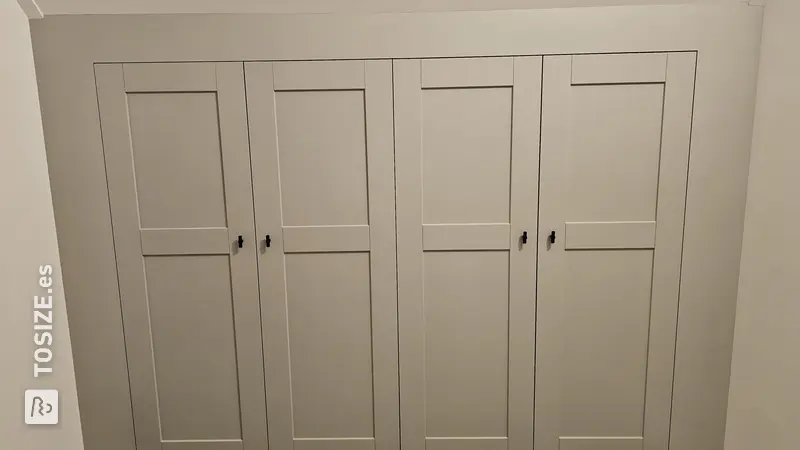 Elegante armario con puertas de paneles fresados, de Julian