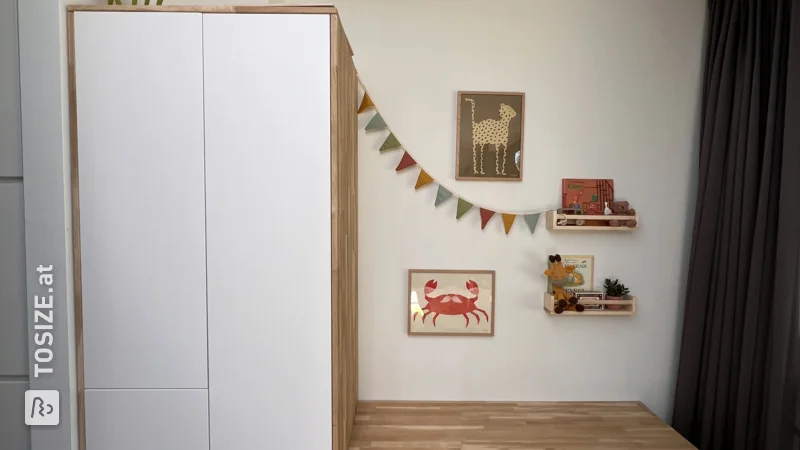 DIY-Kinderschreibtisch mit IKEA-Schränken von Stephanie