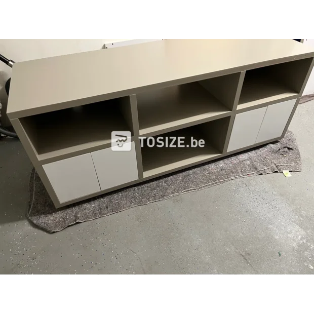 Buffet beige avec portes et compartiments ouverts