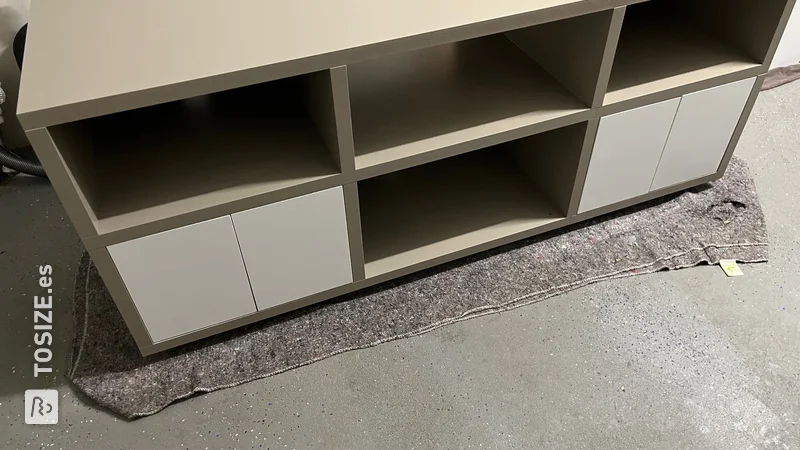 Mueble estéreo para TV exclusivo hecho de tablones macizos para la sala de estar, de Erik