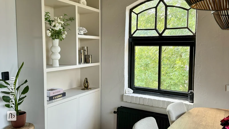 Custom-made bookcase in beige, by Tessa