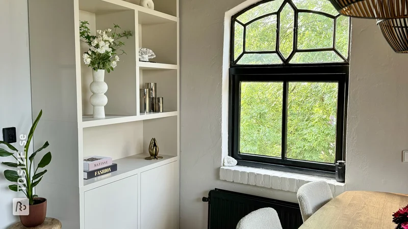 Custom-made bookcase in beige, by Tessa