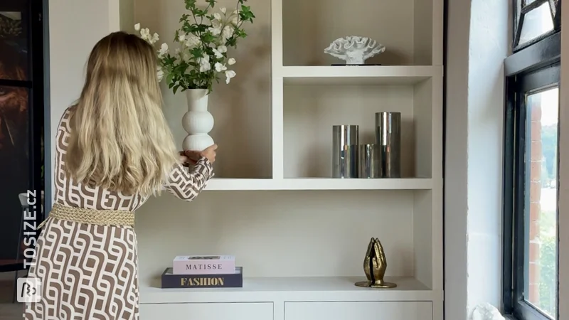 Custom-made bookcase in beige, by Tessa