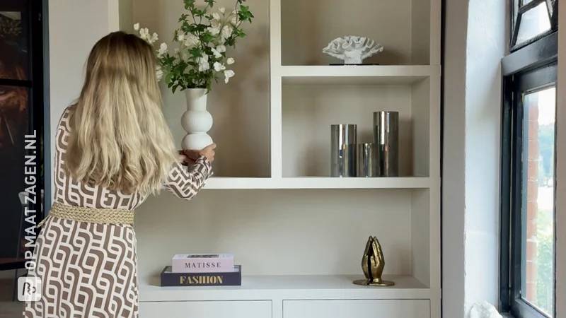 Custom-made bookcase in beige, by Tessa