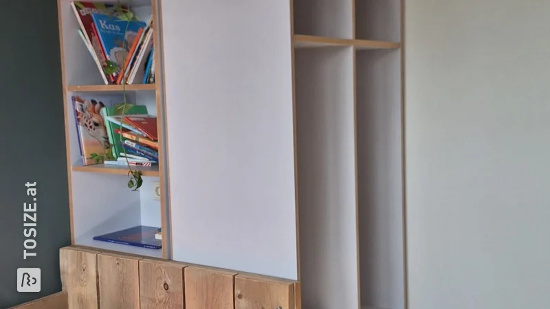 Schaffen Sie eine smarte Aufbewahrungslösung: Ein weißer, hoher Kleiderschrank für das Kinderzimmer von Max