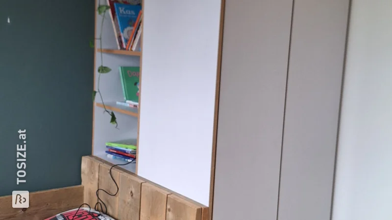 Schaffen Sie eine smarte Aufbewahrungslösung: Ein weißer, hoher Kleiderschrank für das Kinderzimmer von Max