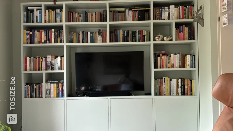 Maak je Eigen Boekenkast in Licht Grijsgroen voor de Woonkamer, door Hetty