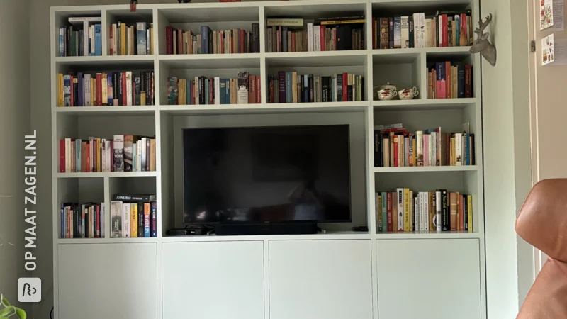 Maak je Eigen Boekenkast in Licht Grijsgroen voor de Woonkamer, door Hetty