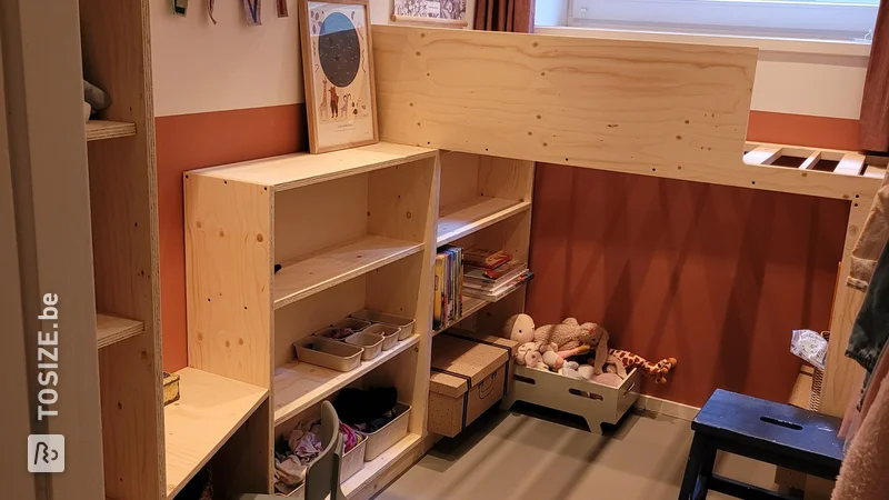 Lit mi-hauteur multifonctionnel avec bureau et espace de rangement, par Liesbeth