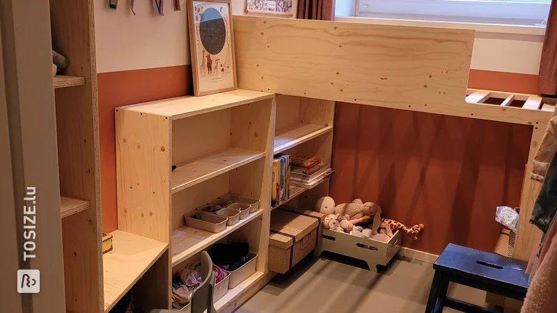 Lit mi-hauteur multifonctionnel avec bureau et espace de rangement, par Liesbeth