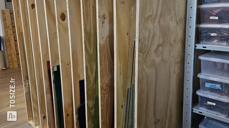 Armoire verticale en verre DIY pour le studio, par Trees